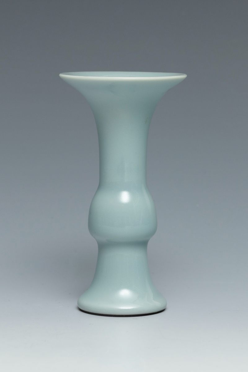 A fine pair of small ru-type glazed gu-shaped vases, Yongzheng mark and of the period (1723-1735) - 图7
