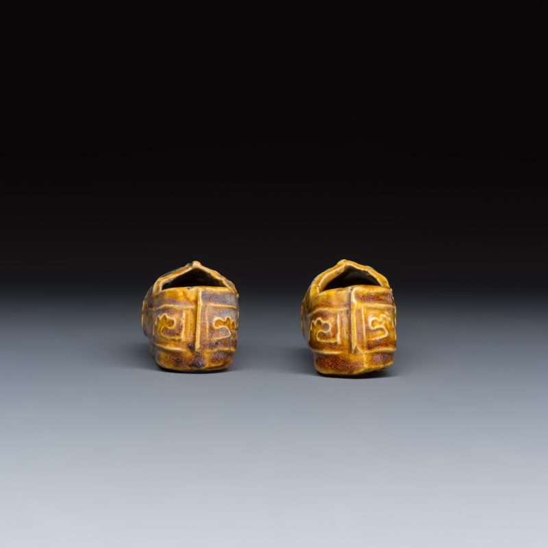 A pair of Chinese famille verte sancai biscuit 'Butterfly' water pots and a pair of shoes - 图9