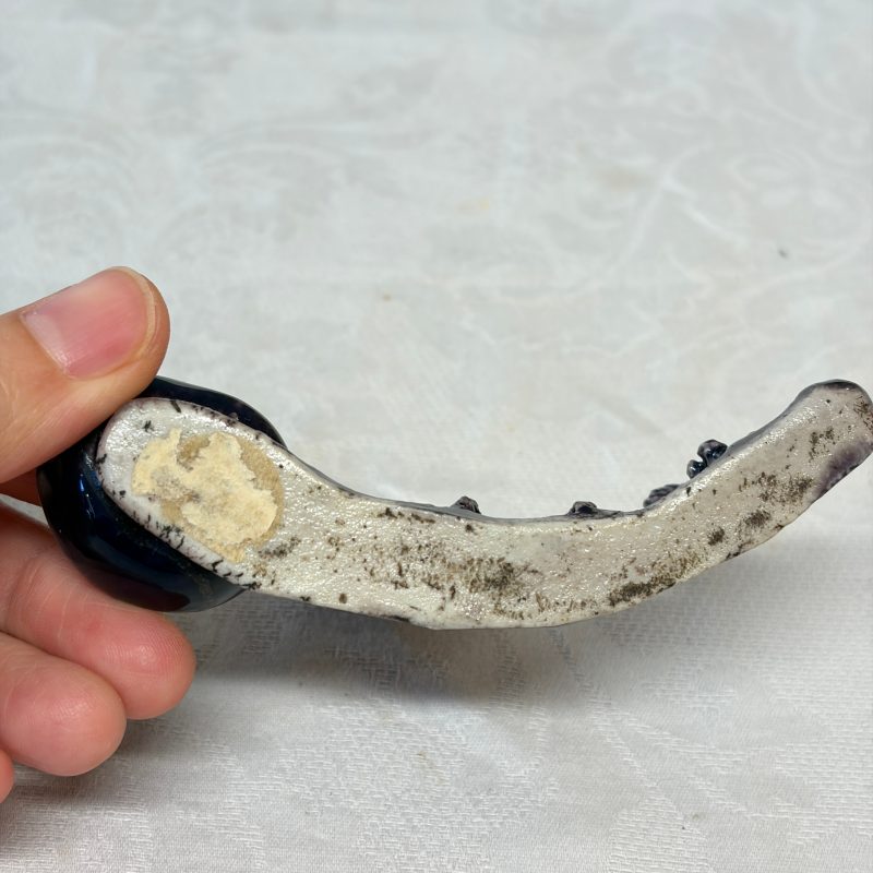 A Chinese aubergine-glazed brush rest and a famille verte sancai biscuit group - 图31