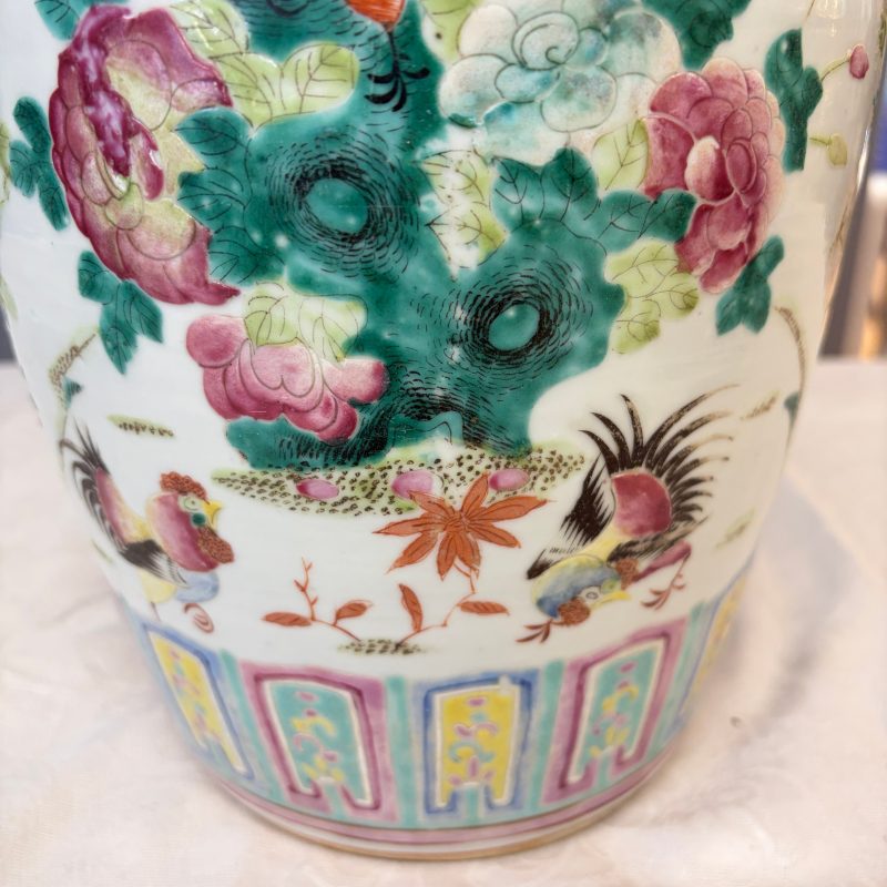 A Chinese blue and white 'Riverscape' vase and a famille rose 'Rooster' vase - 图32