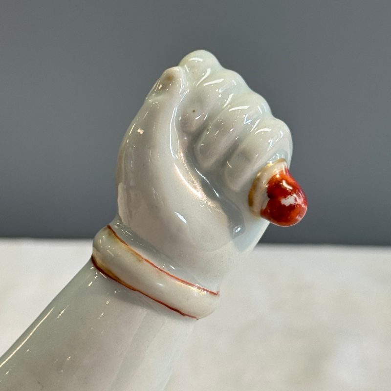 A pair of Chinese iron-red and gilt-decorated wall sconces in the shape of an arm - 图28
