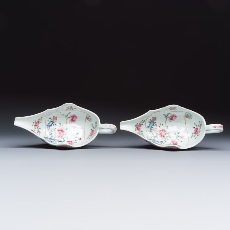 A pair of Chinese famille rose sauceboats with floral scroll design - 图6