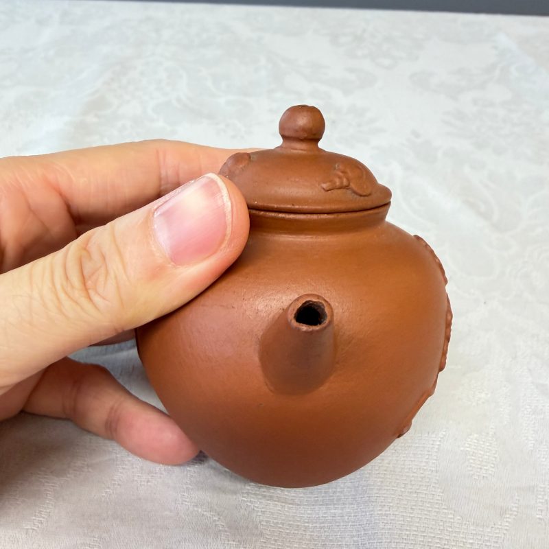 A Chinese Yixing stoneware teapot and cover with floral relief design - 图12