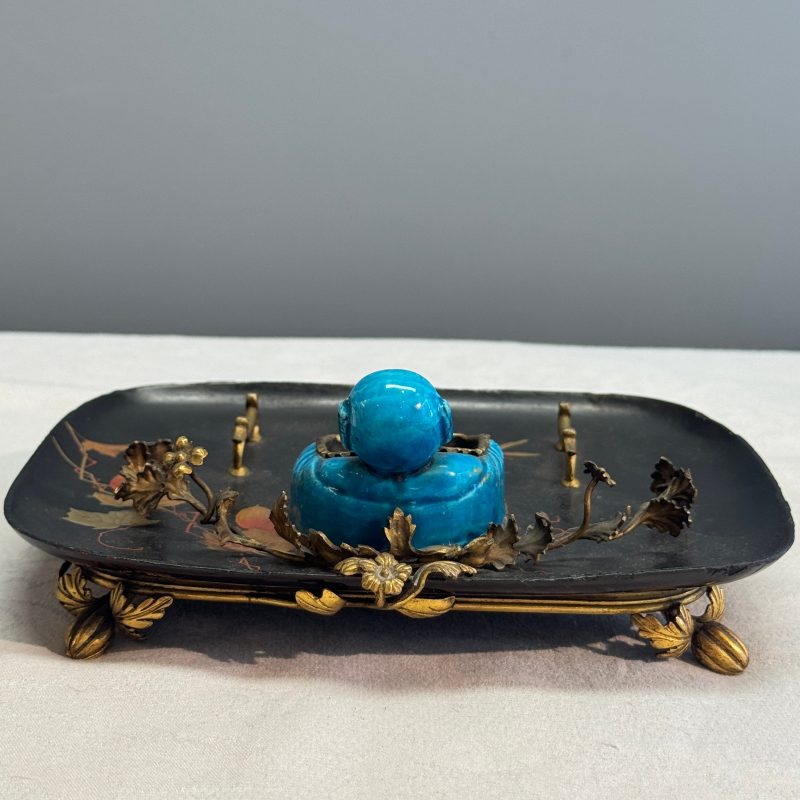 A French lacquered and gilt-bronze-mounted inkwell with a Chinese turquoise-glazed Buddha - 图10
