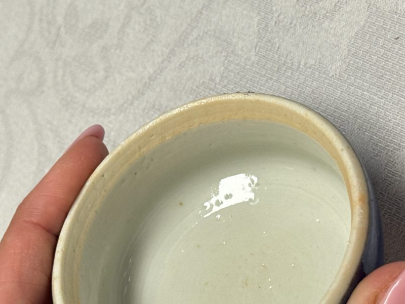 Three Chinese monochrome wares, one with a wooden stand - 图70