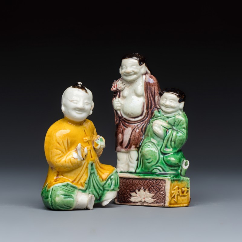 A Chinese famille verte sancai biscuit model of a seated boy and a 'He He Er Xian' group - 图1
