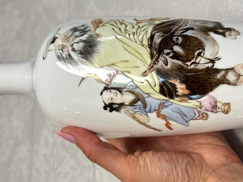 Three Chinese polychrome semi-eggshell vases - 图39