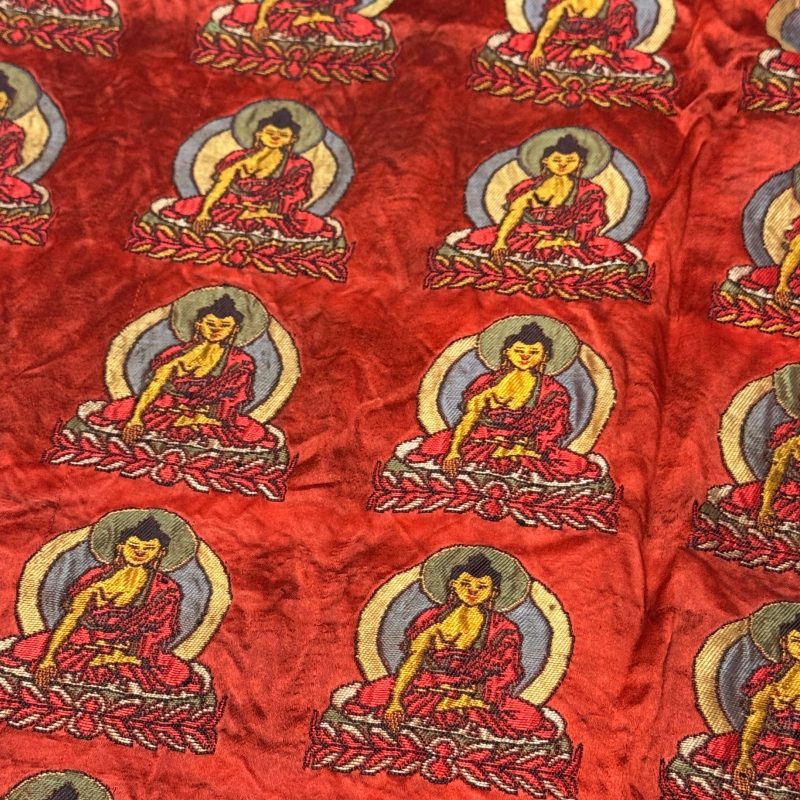A Chinese red-ground brocade panel with seated Buddhas - 图15
