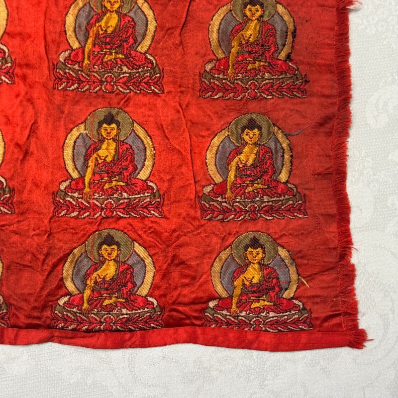 A Chinese red-ground brocade panel with seated Buddhas - 图14