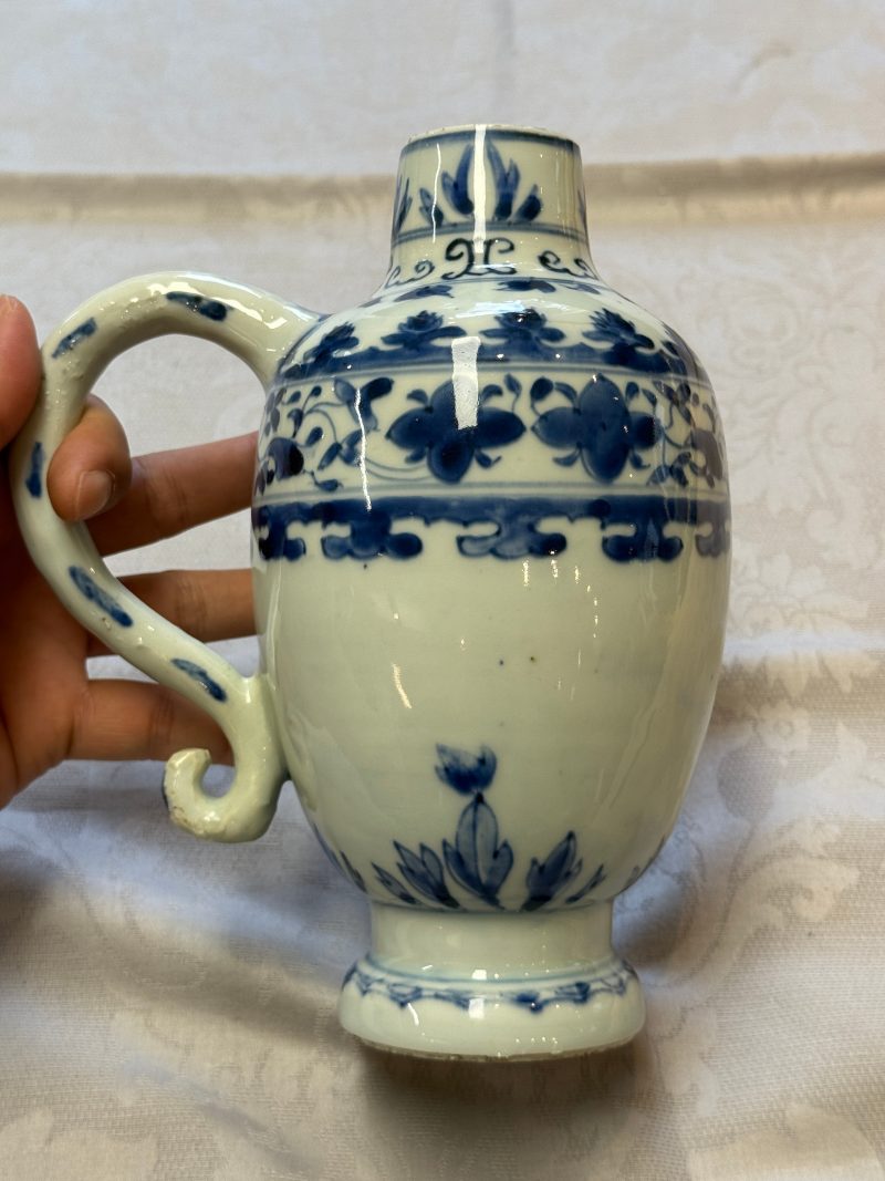 A Chinese blue and white jug with floral design - 图7