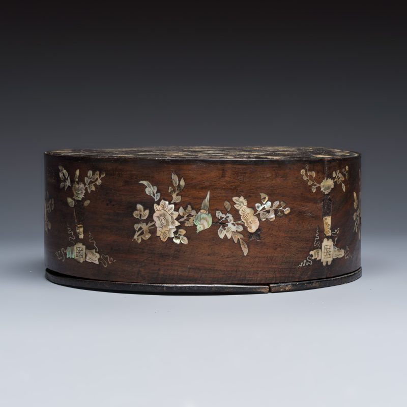 A Vietnamese mother-of-pearl-inlaid opium pipe, water pipe and covered box - 图16