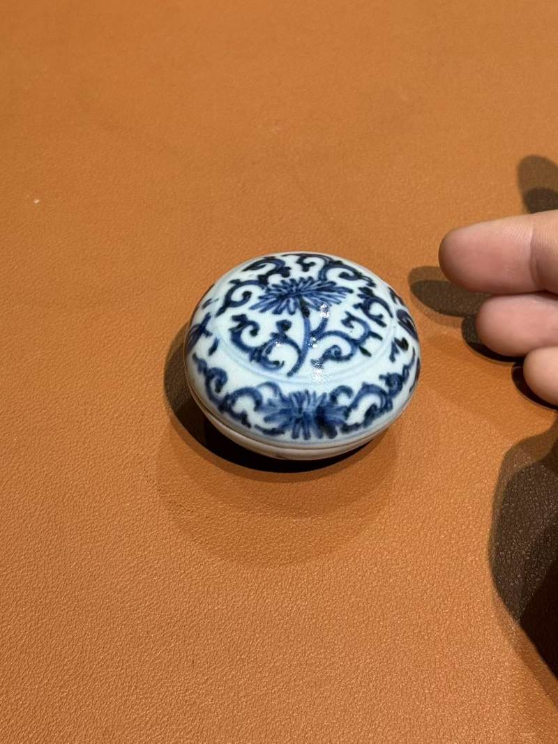 清早期 青花缠枝花卉纹小香盒 - 图2