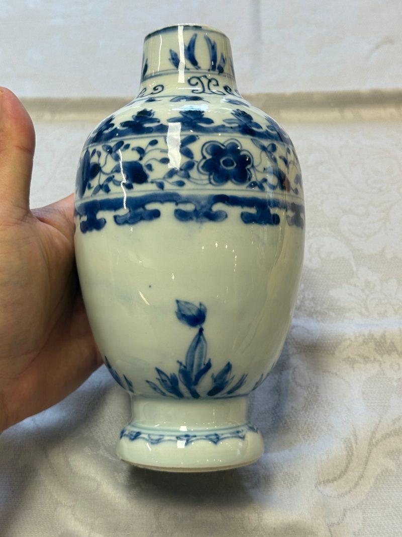A Chinese blue and white jug with floral design - 图8