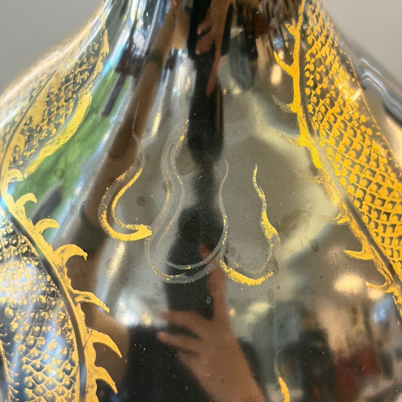 A Chinese gilt-decorated black-ground 'Dragon' vase - 图14
