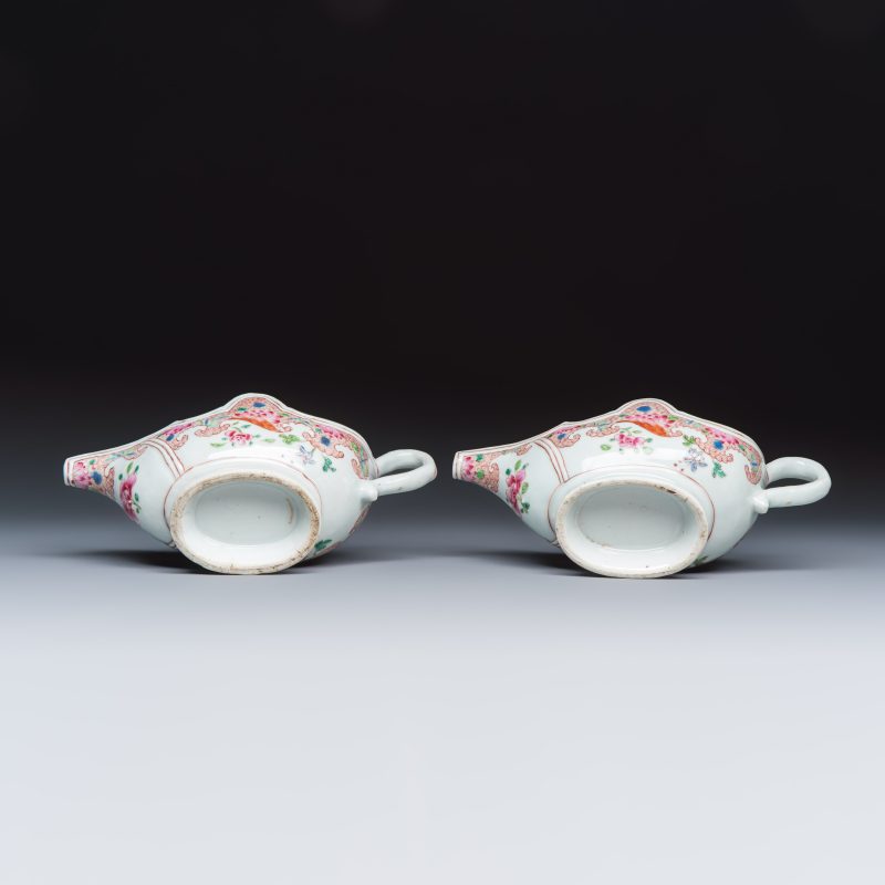 A pair of Chinese famille rose sauceboats with floral scroll design - 图7