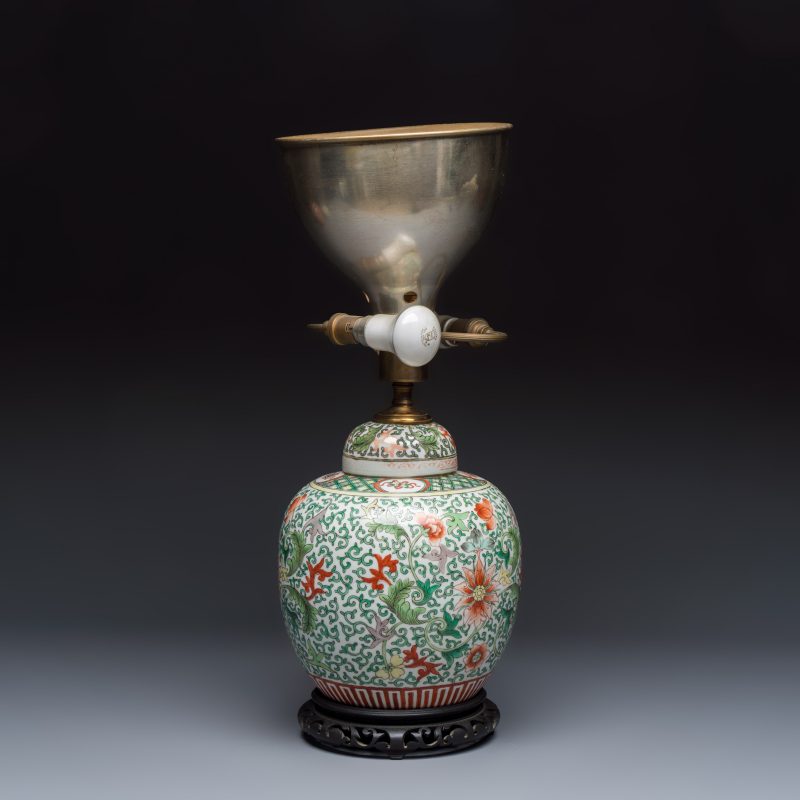 Three Chinese famille rose, verte and iron-red-decorated jars, one mounted as a lamp - 图3