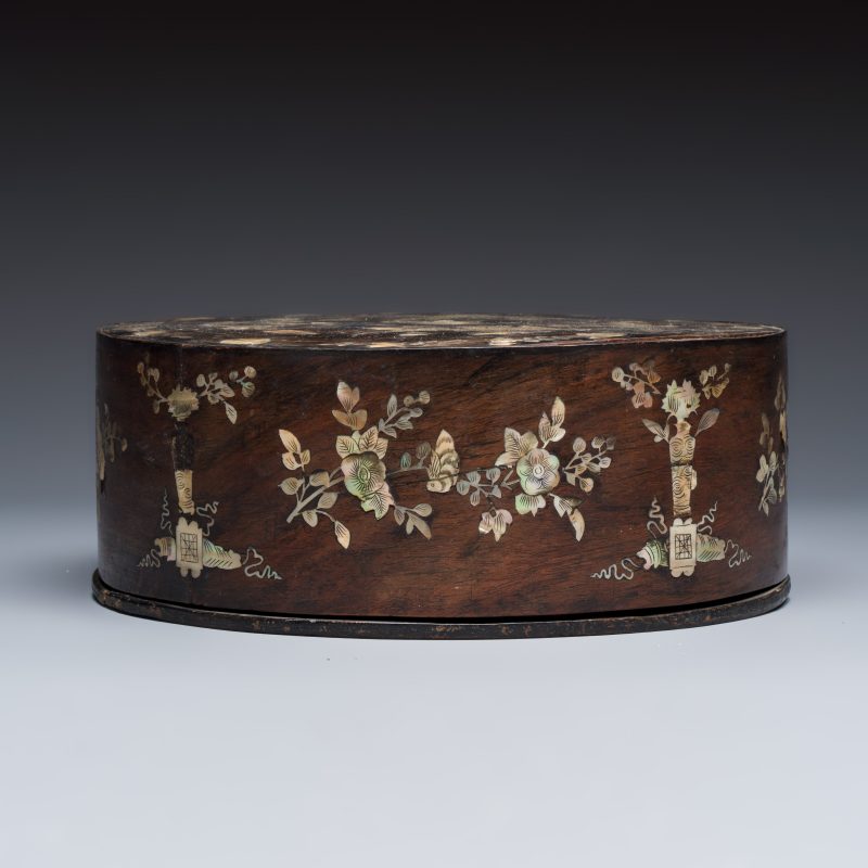 A Vietnamese mother-of-pearl-inlaid opium pipe, water pipe and covered box - 图17