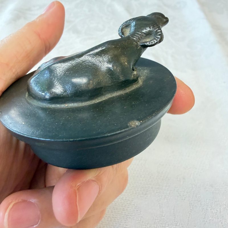 A Chinese inscribed Yixing stoneware teapot with a buffalo finial - 图22