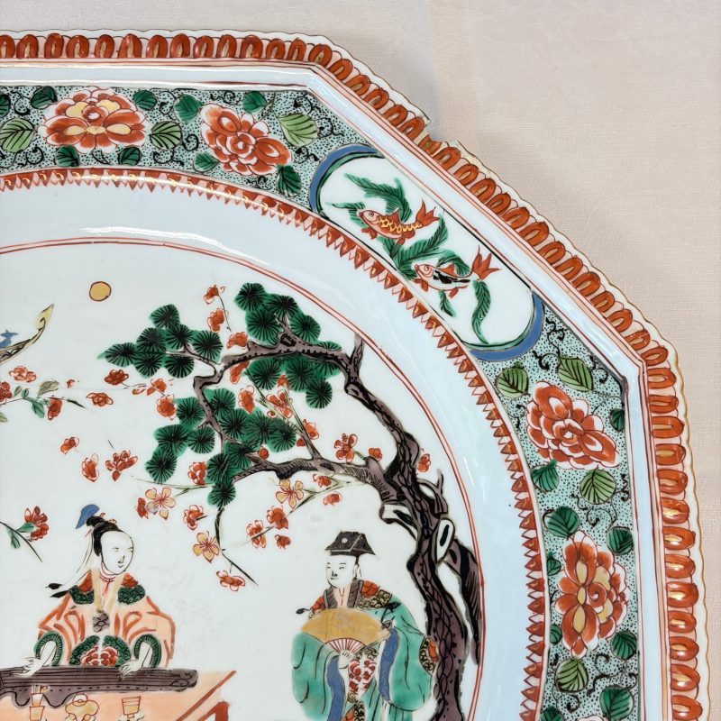 An unusual large octagonal Chinese famille verte dish with a lady playing the qin - 图6