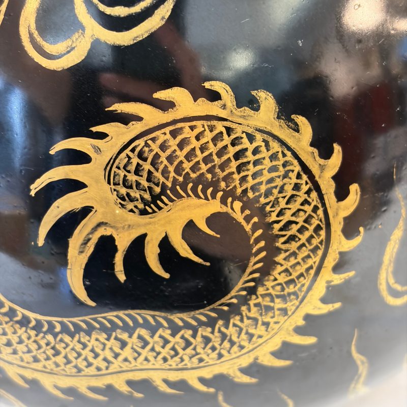 A Chinese gilt-decorated black-ground 'Dragon' vase - 图13