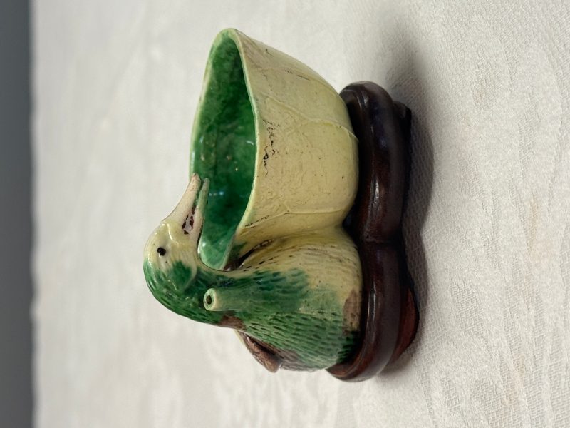 A pair of Chinese famille verte sancai biscuit duck-and-lotus-form water droppers on later wooden stands - 图33