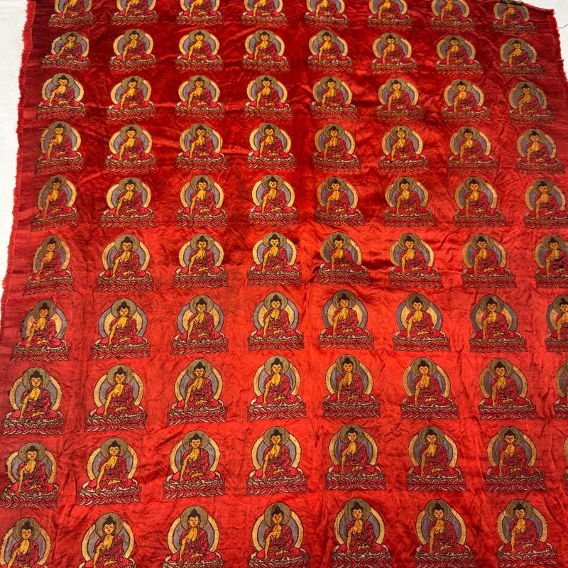 A Chinese red-ground brocade panel with seated Buddhas - 图16
