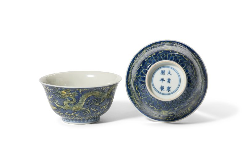 A pair of blue-ground yellow-enamelled 'dragon' bowls, Kangxi mark and of the period (1662-1722) - 图1
