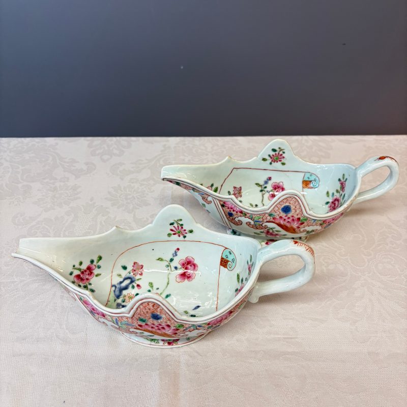 A pair of Chinese famille rose sauceboats with floral scroll design - 图8