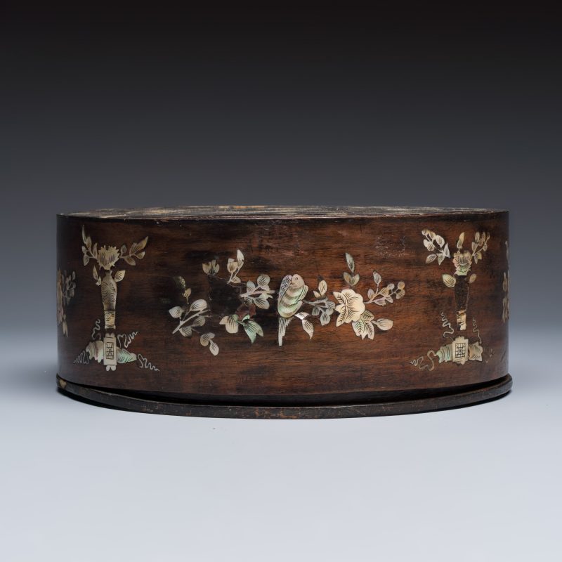 A Vietnamese mother-of-pearl-inlaid opium pipe, water pipe and covered box - 图19