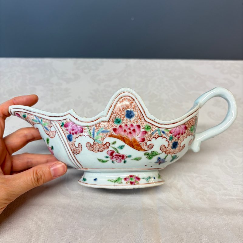 A pair of Chinese famille rose sauceboats with floral scroll design - 图9