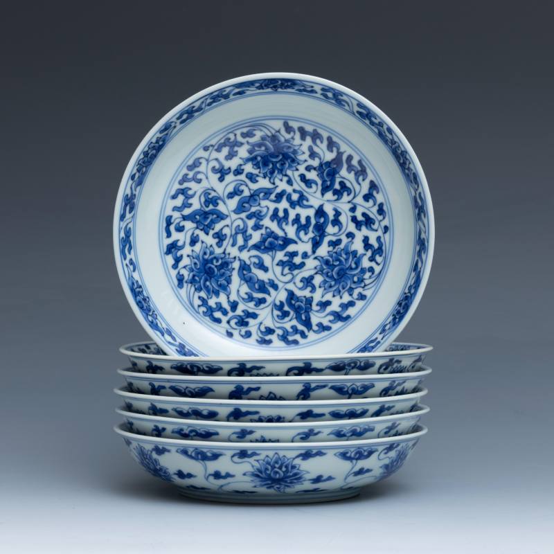 A set of six blue and white 'lotus' dishes, Kangxi mark and of the period (1662-1722) - 图3