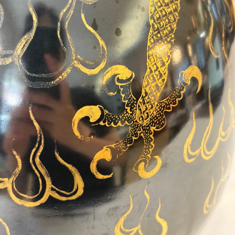 A Chinese gilt-decorated black-ground 'Dragon' vase - 图16