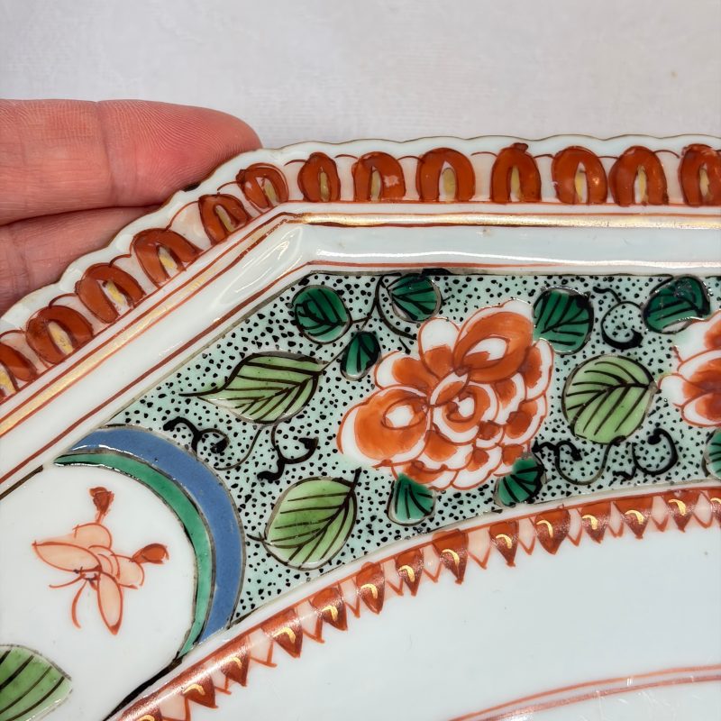 An unusual large octagonal Chinese famille verte dish with a lady playing the qin - 图10