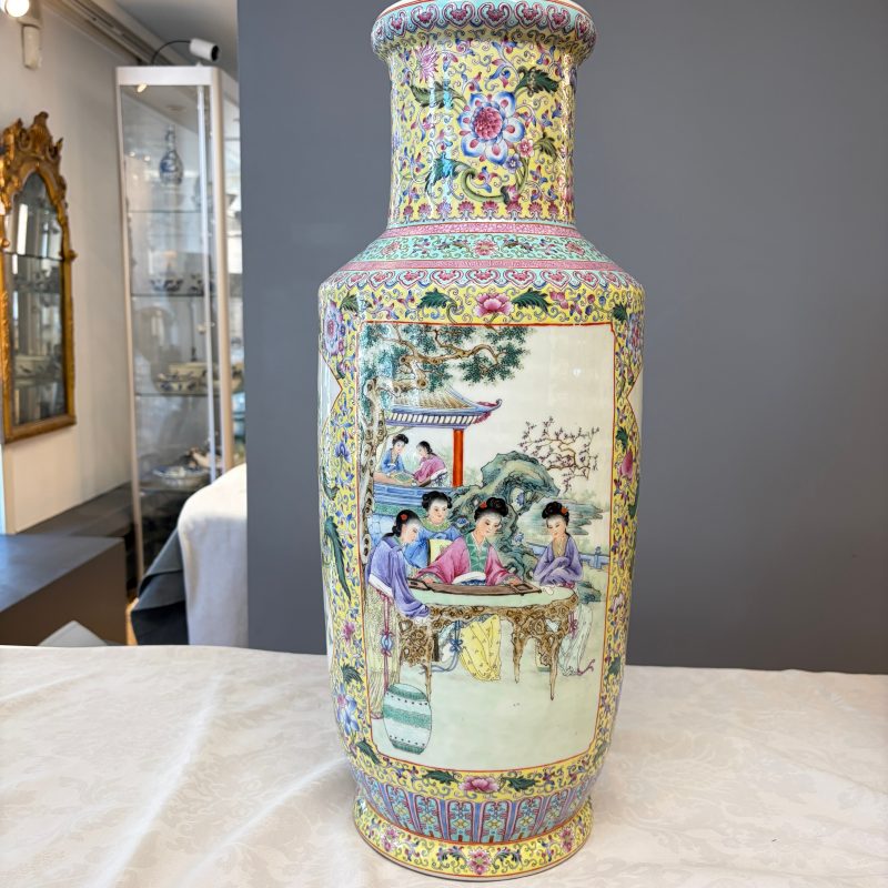 A pair of Chinese famille rose vases with figural design - 图9