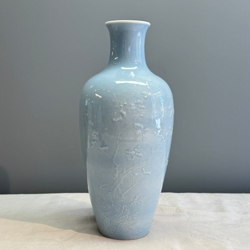 A Chinese claire-de-lune vase with floral relief design - 图8