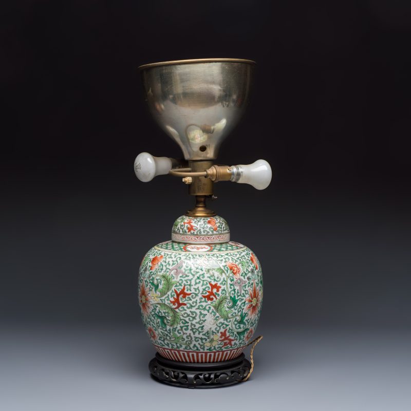 Three Chinese famille rose, verte and iron-red-decorated jars, one mounted as a lamp - 图4