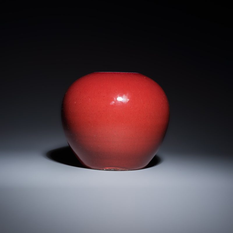 Three Chinese monochrome wares, one with a wooden stand - 图2