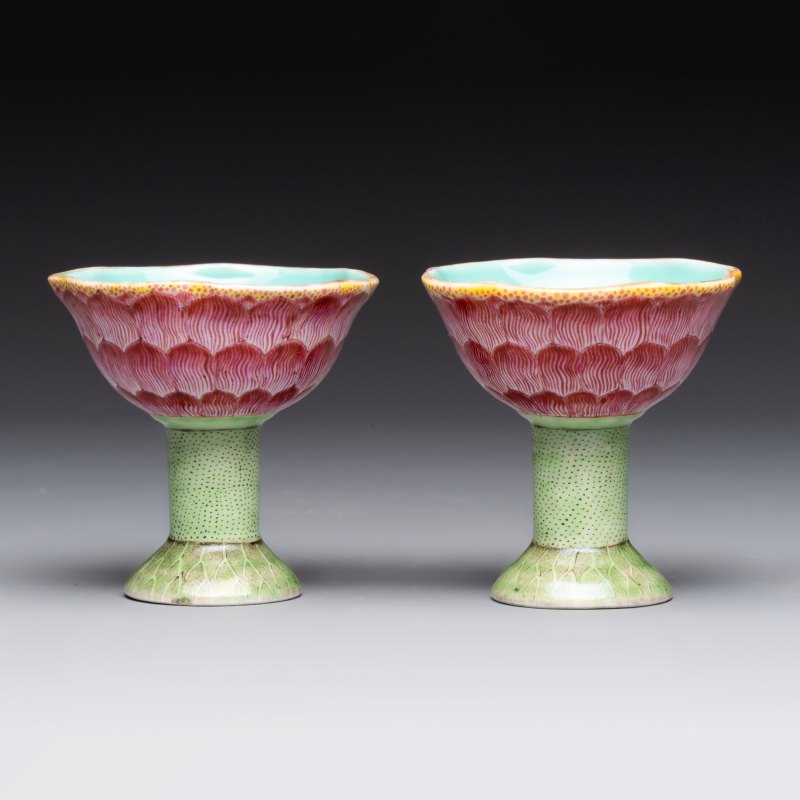 A pair of rare Chinese famille rose lotus-shaped stem cups - 图6