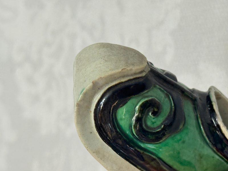 A Chinese famille verte sancai biscuit libation cup and a model of a shoe - 图17