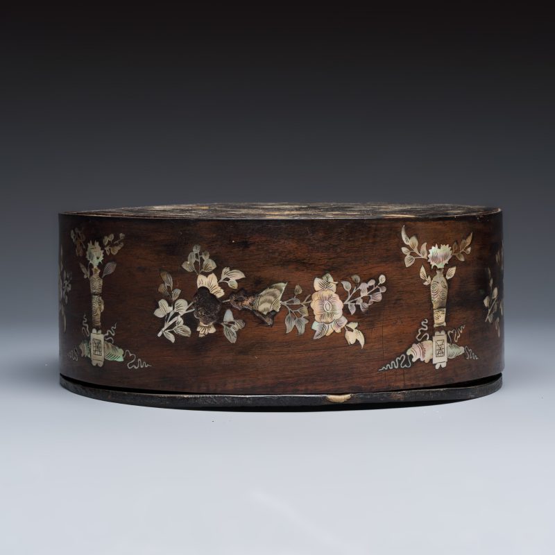 A Vietnamese mother-of-pearl-inlaid opium pipe, water pipe and covered box - 图18