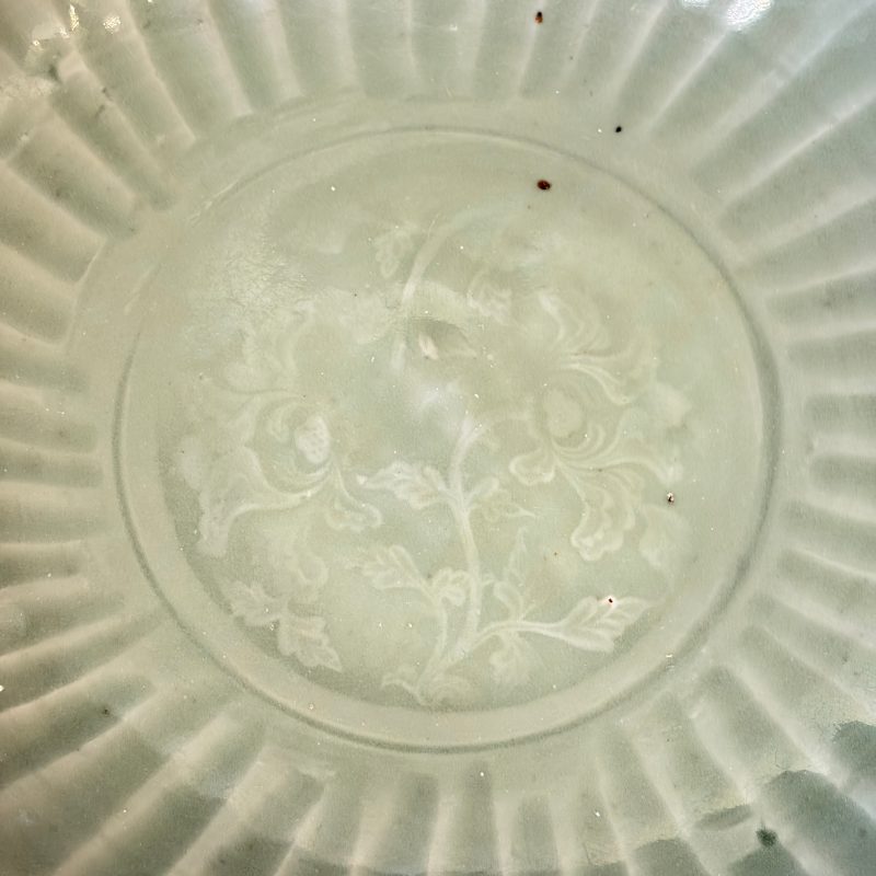 A Chinese Longquan celadon dish with incised floral design - 图4
