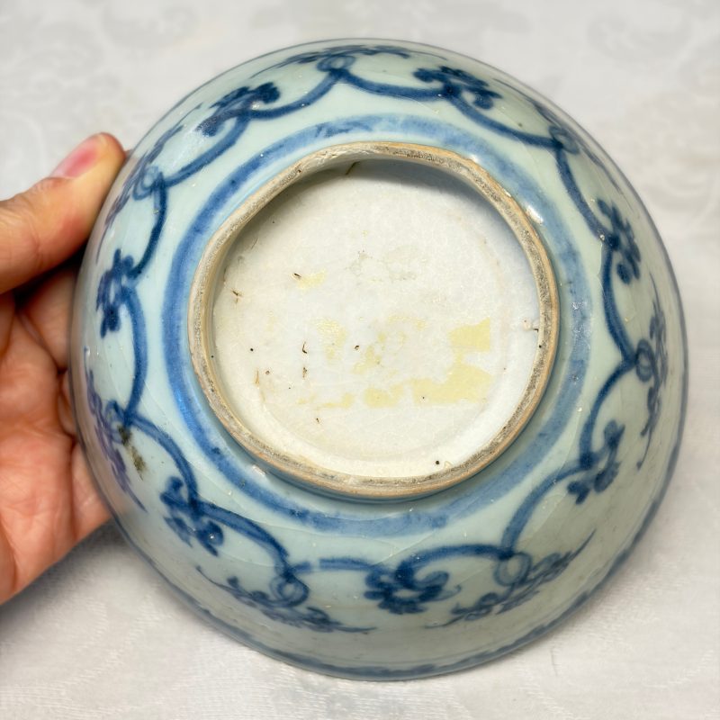 Two Chinese blue and white bowls, a plate, a celadon kendi and a vase - 图39