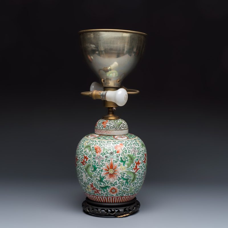 Three Chinese famille rose, verte and iron-red-decorated jars, one mounted as a lamp - 图5