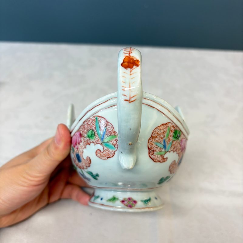 A pair of Chinese famille rose sauceboats with floral scroll design - 图10