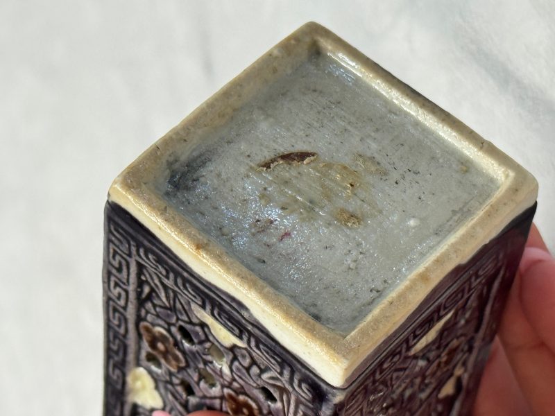 A pair of Chinese aubergine-glazed openworked square brush pots on later wooden stands - 图22