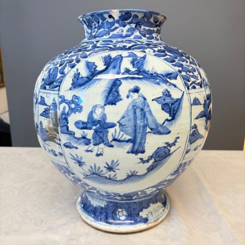 A Chinese blue and white baluster vase and cover with narrative design - 图20