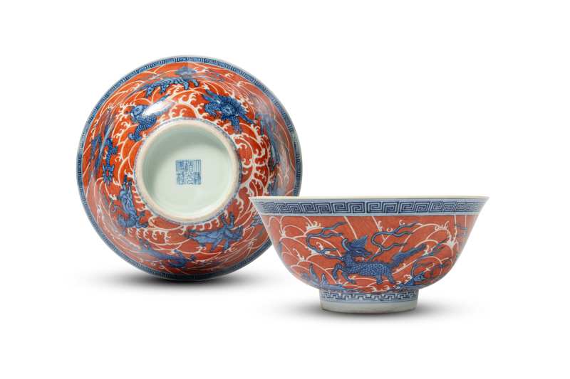 A pair of iron-red-decorated blue and white 'sea beast' bowls, Daoguang mark and of the period (1821-1850) - 图1