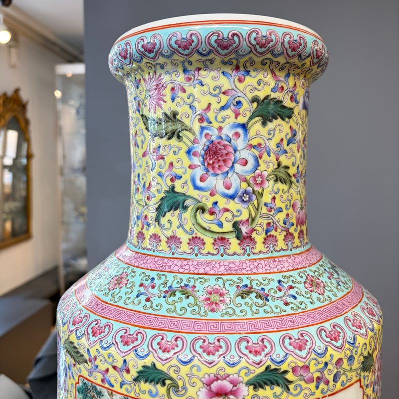 A pair of Chinese famille rose vases with figural design - 图10