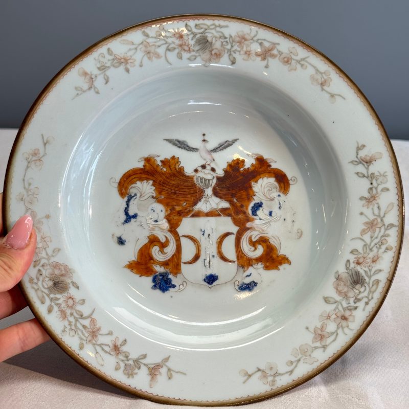 A Chinese famille rose armorial plate with the arms of Valckenier of Amsterdam for the Dutch market - 图3
