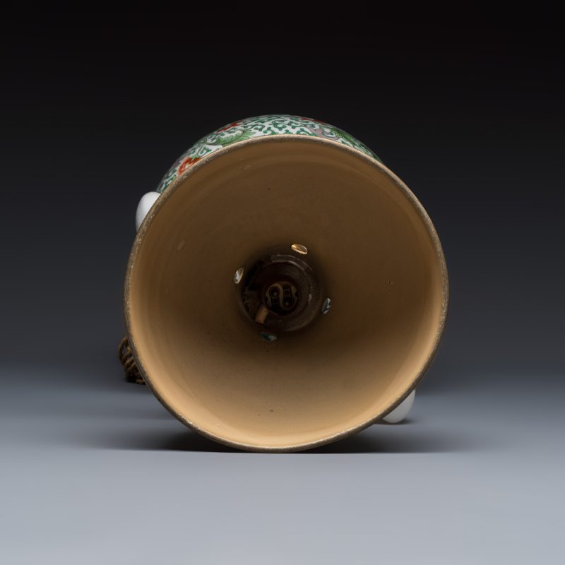 Three Chinese famille rose, verte and iron-red-decorated jars, one mounted as a lamp - 图6